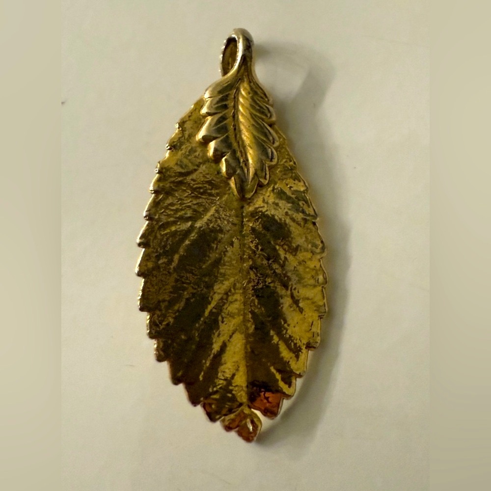 Stunning Gold Plated Leaf Pendant - Picture 3 of 3